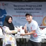 Telkomsel Sambungkan Senyuman di Momen Iduladha: Simbolis penyaluran hewan qurban di Balikpapan termasuk di wilayah IKN. Tahun ini Telkomsel menyalurkan 103 ekor sapi dan 607 ekor domba/kambing kurban bersama sejumlah mitra strategisnya di seluruh Indonesia.