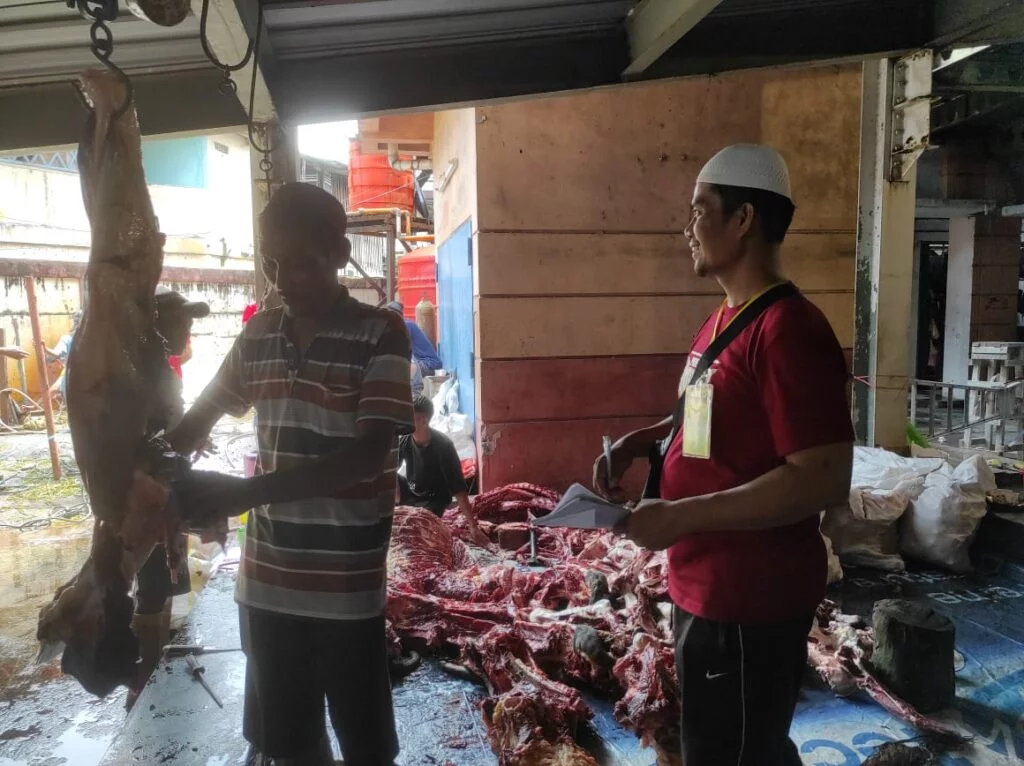 WhatsApp Image 2024 06 19 at 17.19.19 Idul Adha 2024, Pedagang Rapak Plaza Sembelih 23 Ekor Sapi dan 2 Ekor Kambing untuk Pedagang dan Masyarakat Sekitar Rapak Plaza PROKALTIM