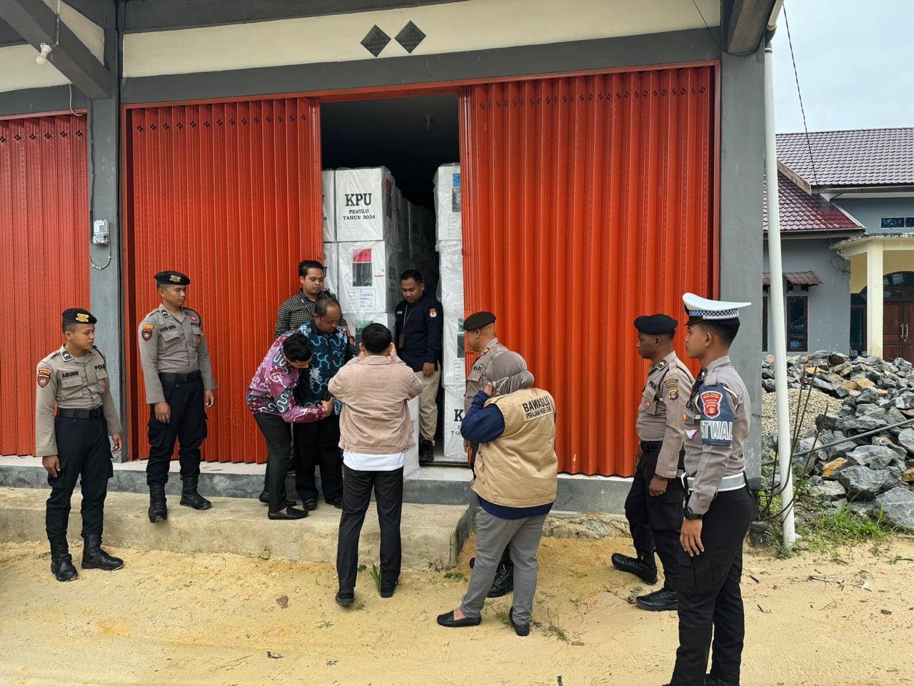 Polres PPU Laksanakan Pengawalan Pergeseran Kotak Suara dari Gudang Logistik KPU Menuju Gedung KPU PPU