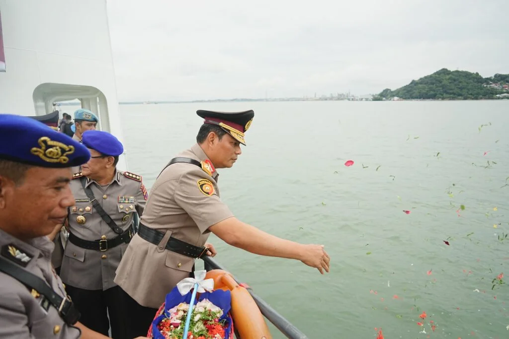 WhatsApp Image 2024 06 24 at 18.20.35 Polda Kaltim Tabur Bunga di Teluk Balikpapan Jelang HUT Bhayangkara ke-78 PROKALTIM