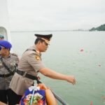 Polda Kaltim Tabur Bunga di Teluk Balikpapan Jelang HUT Bhayangkara ke-78
