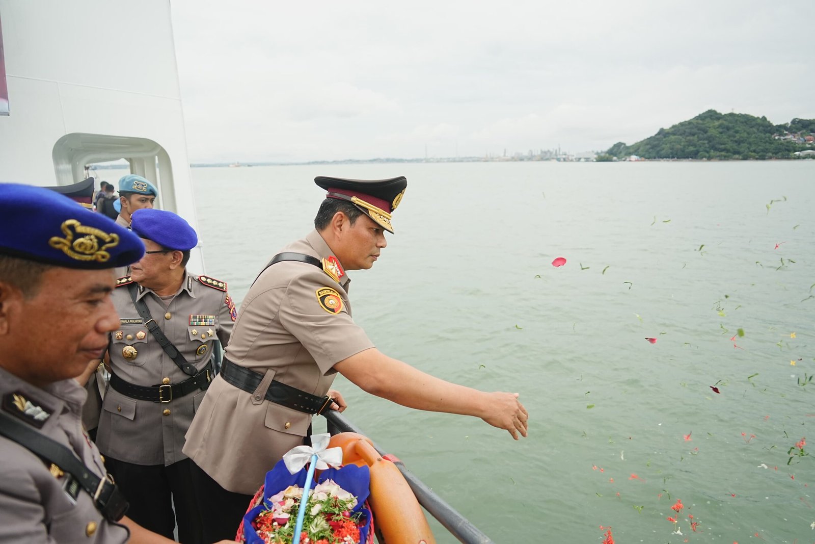 Polda Kaltim Tabur Bunga di Teluk Balikpapan Jelang HUT Bhayangkara ke-78