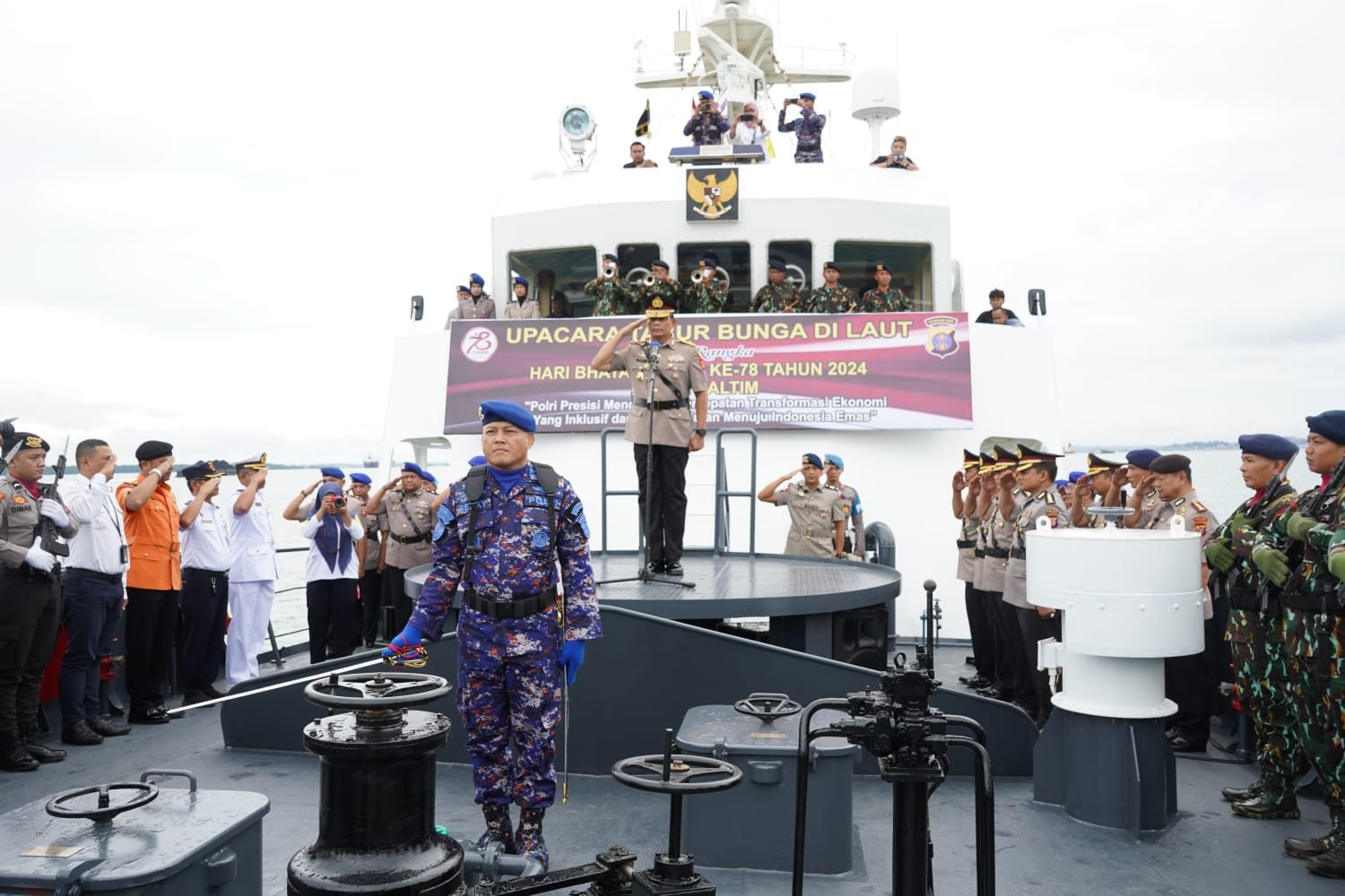 WhatsApp Image 2024 06 24 at 18.20.36 Polda Kaltim Tabur Bunga di Teluk Balikpapan Jelang HUT Bhayangkara ke-78 PROKALTIM
