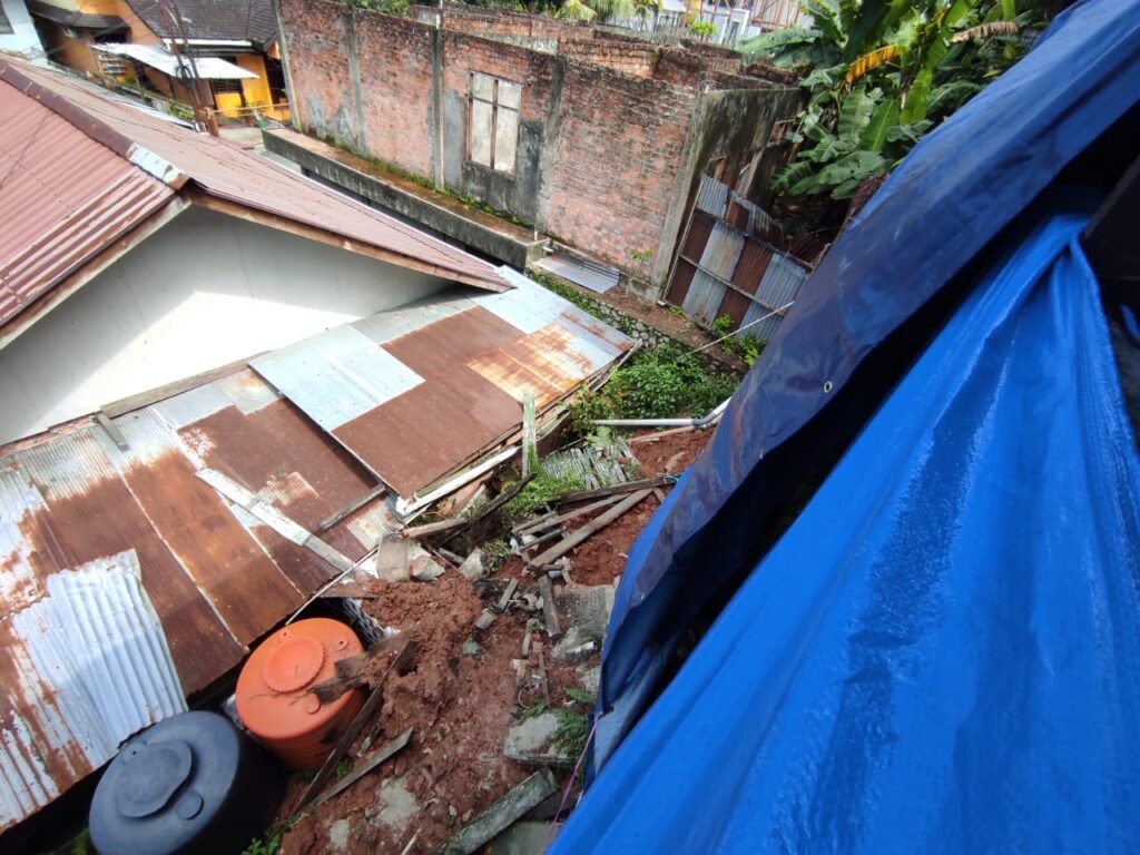 WhatsApp Image 2024 06 25 at 22.29.06 Anggota DPRD, Wiranata Oey Kunjungi Rumah Warga yang Longsor di RT 22 dan RT 47 Sumber Rejo PROKALTIM