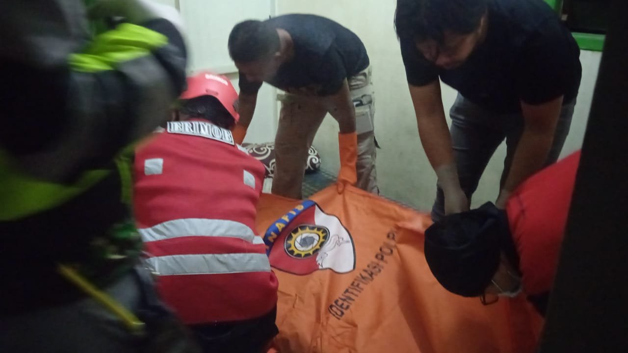 Batalyon A Brimob Kaltim, Bantu Evakuasi Penemuan Mayat Pria di Pasar Baru Balikpapan