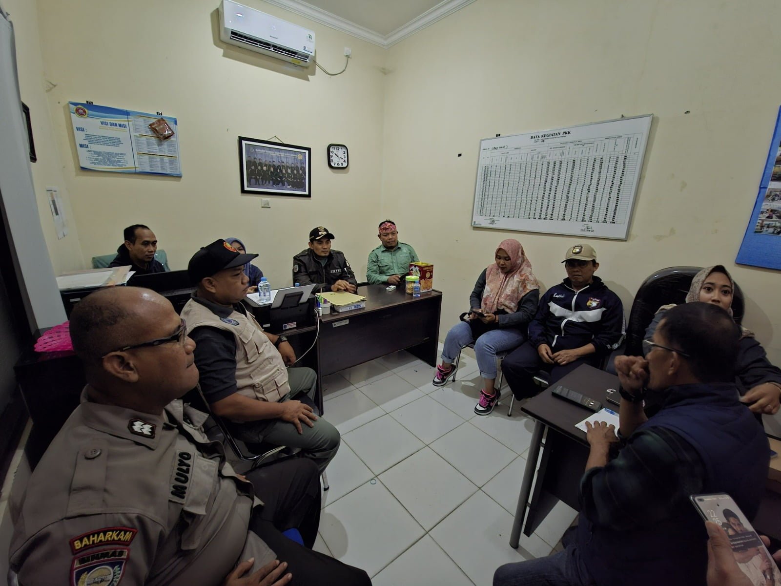 Cipta Kondisi Jelang Pilkada, Bhabinkamtibmas Tanjung Laut Indah, Tatap Muka Bersama Ketua PPK Kelurahan
