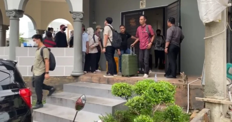 IMG 20240802 195340 KPK Geledah Ruko di Balikpapan Baru, 3 Koper Diamankan PROKALTIM