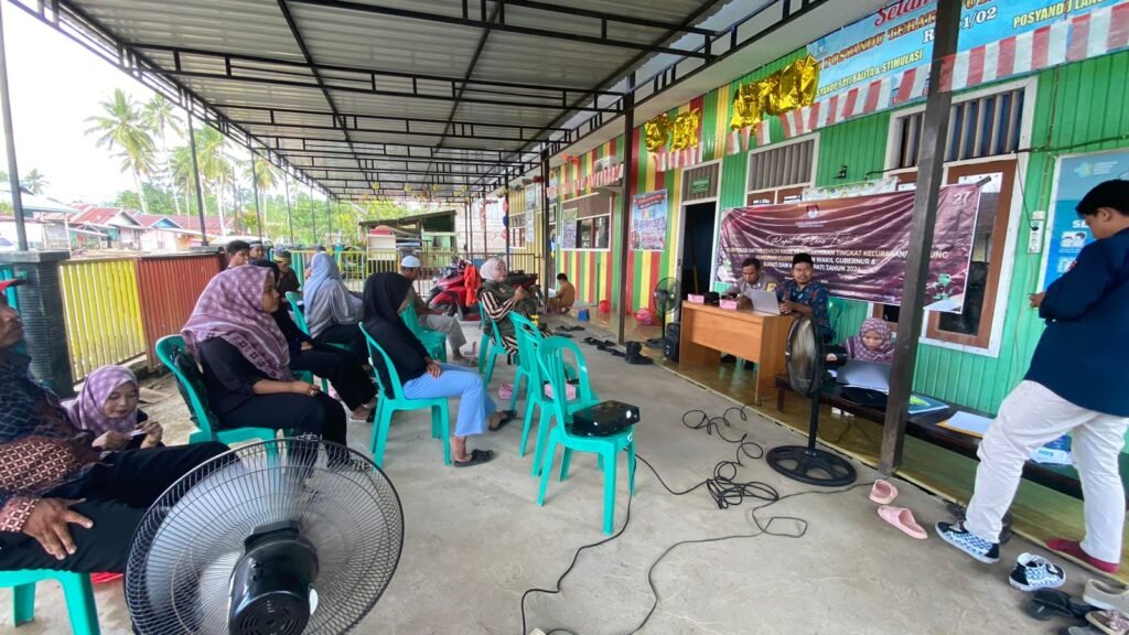 WhatsApp Image 2024 08 04 at 21.03.45 Bhabinkamtibmas Kampung Merancang Ilir Hadiri Rapat Pleno Terbuka Rekapitulasi DPHP Pilkada 2024 PROKALTIM