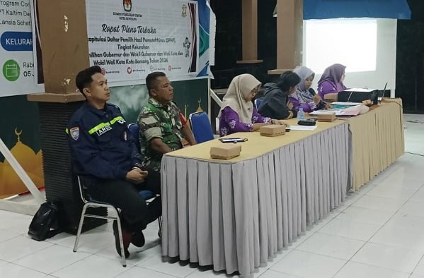 WhatsApp Image 2024 08 04 at 21.06.18 Jelang Pilkada serentak 2024, Bhabinkamtibmas Guntung hadiri dan Amankan Rapat Pleno Terbuka DPHP Tingkat Kelurahan PROKALTIM