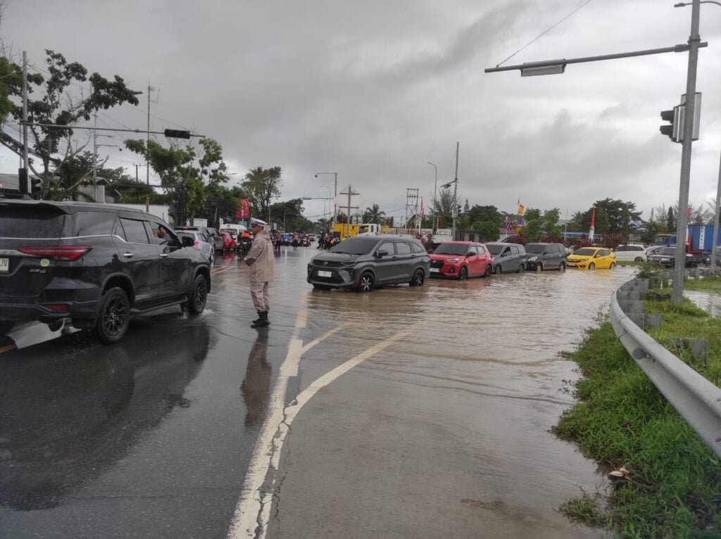 WhatsApp Image 2024 08 09 at 11.14.51 Jalan Tol Manggar Banjir dan Macet Panjang PROKALTIM