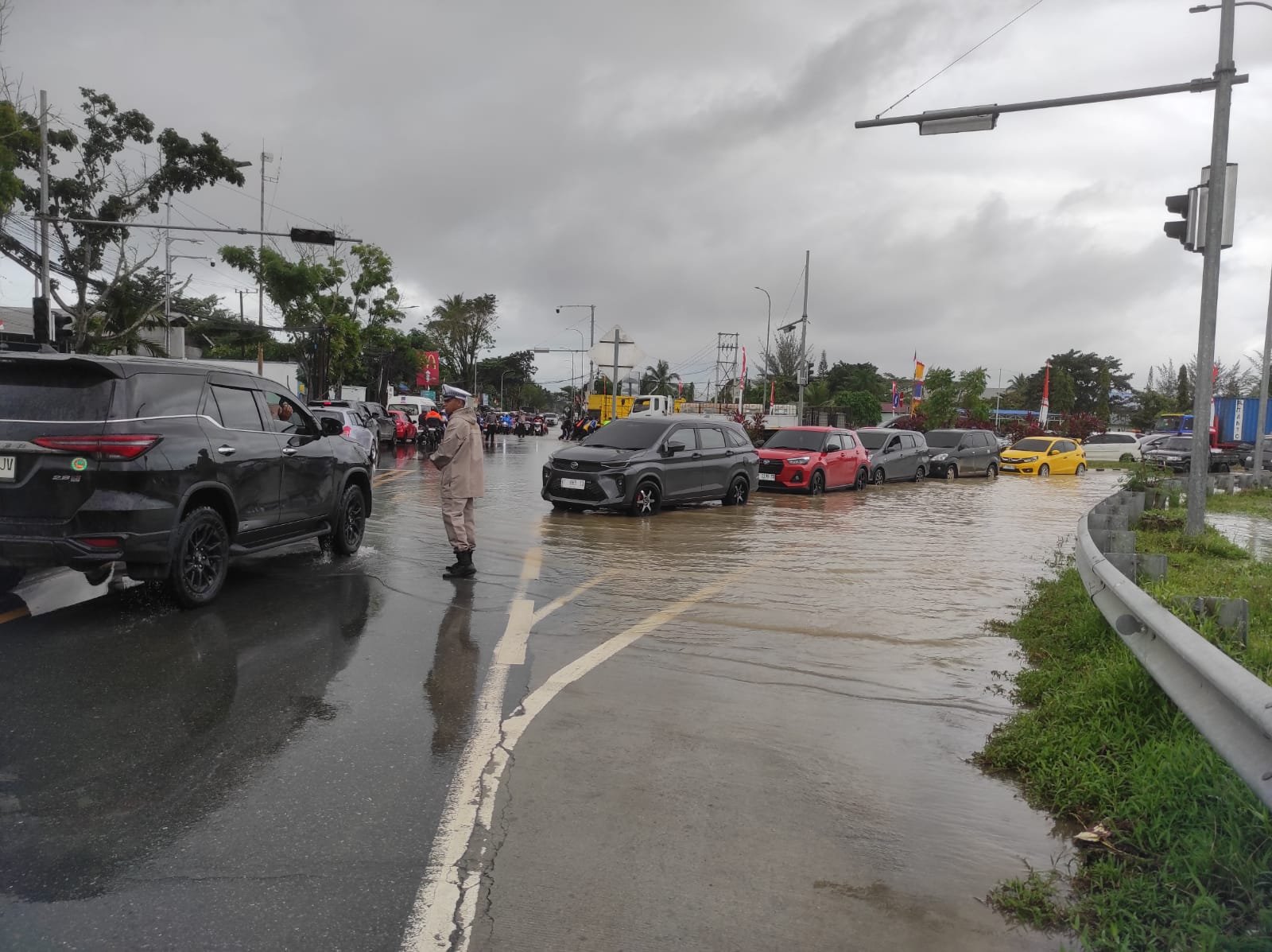 Jalan Tol Manggar Banjir dan Macet Panjang