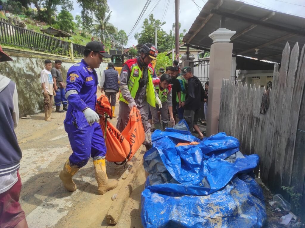 WhatsApp Image 2024 08 09 at 19.07.44 Sudah 2 Kali Longsor, 11 Tengkorak Jenazah Longsor TPU Gn Guntur Ditemukan PROKALTIM