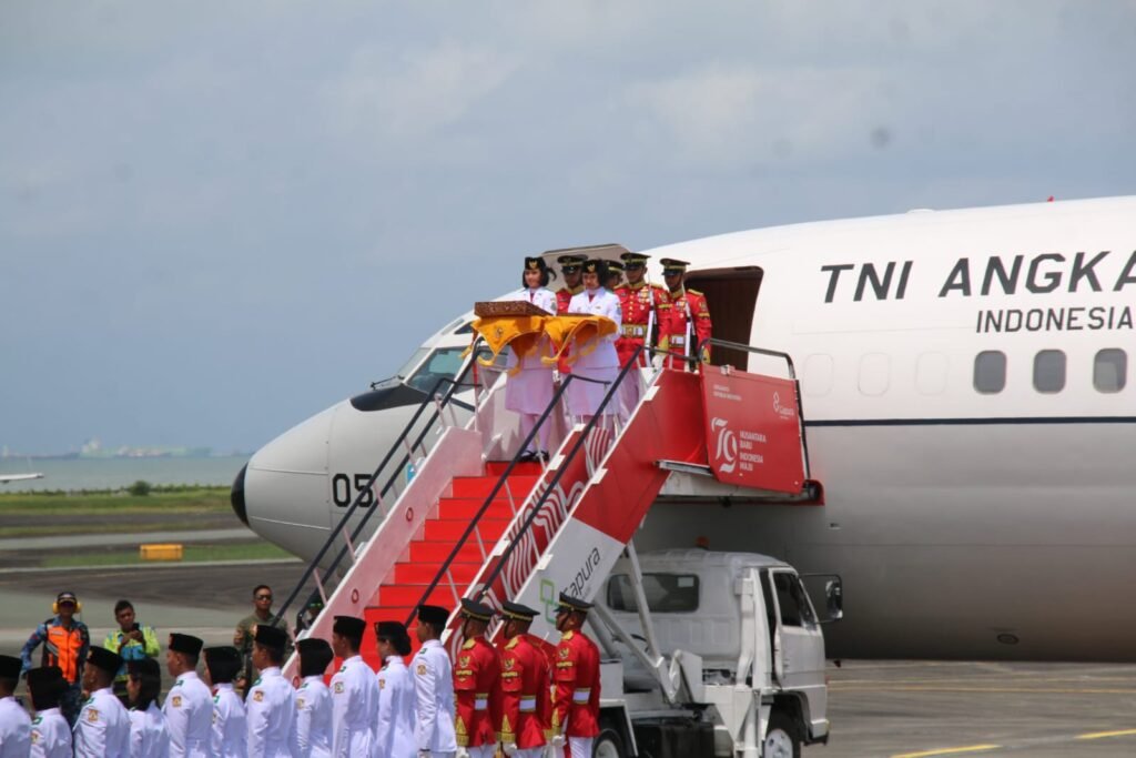 WhatsApp Image 2024 08 10 at 18.09.07 Telah Tiba di Bandara SAMS Sepinggan Balikpapan, Duplikat Bendera Pusaka dan Teks Proklamasi Dibawa ke IKN PROKALTIM
