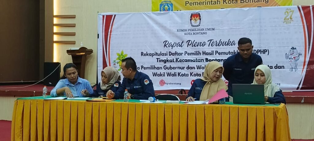 WhatsApp Image 2024 08 12 at 05.00.13 Kanit Intelkam Polsek Bontang Barat hadiri dan Amankan Rapat Pleno Terbuka Rekapitulasi Daftar Pemilih untuk Pilkada 2024 PROKALTIM