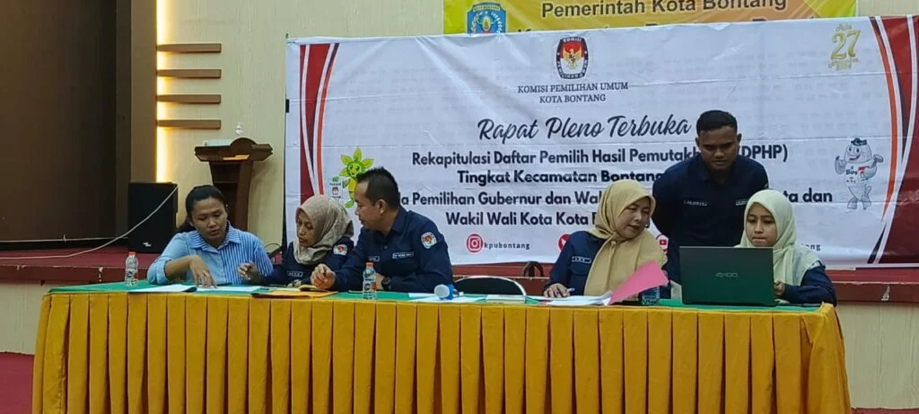 WhatsApp Image 2024 08 12 at 05.00.13 Kanit Intelkam Polsek Bontang Barat hadiri dan Amankan Rapat Pleno Terbuka Rekapitulasi Daftar Pemilih untuk Pilkada 2024 PROKALTIM