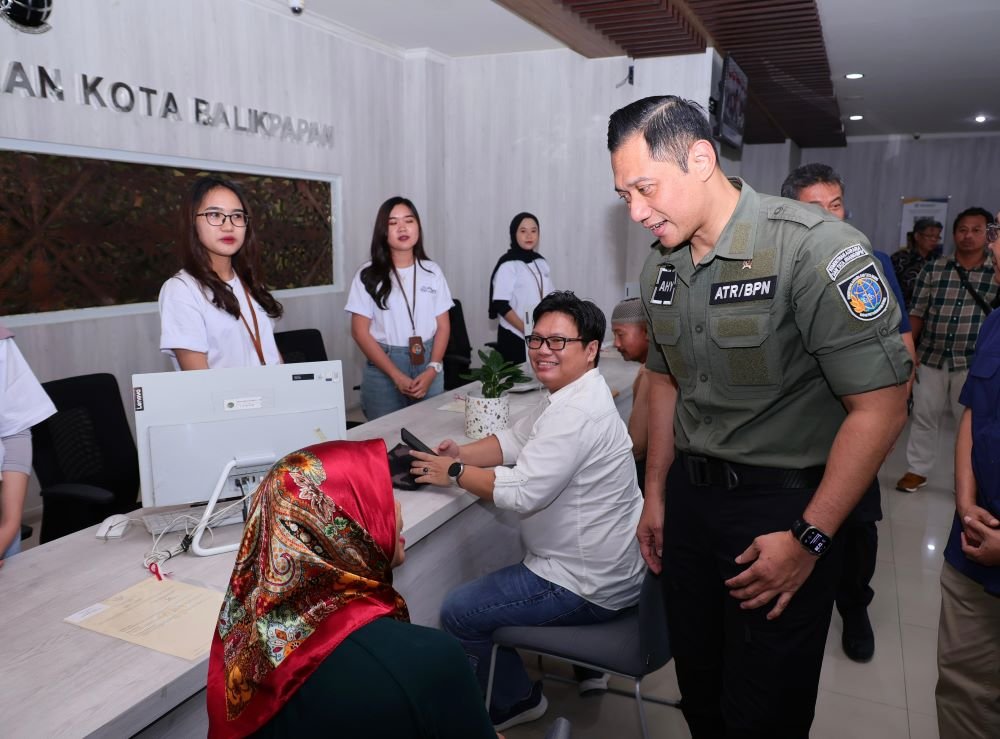 Pastikan Layanan Kementerian ATR/BPN Selalu Hadir, Menteri AHY Tinjau Layanan Tanah Akhir Pekan dan Serahkan Sertipikat Tanah Elektronik