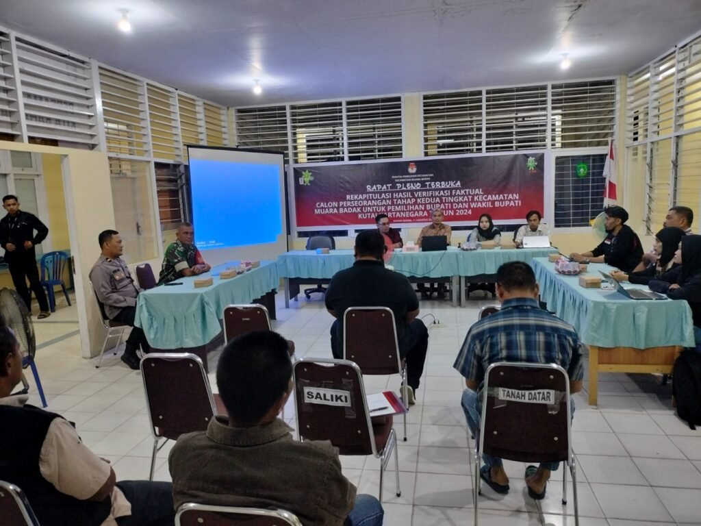 WhatsApp Image 2024 08 14 at 12.49.39 Polsek Muara Badak Amankan Rapat Pleno Terbuka Rekapitulasi Verifikasi Calon Perseorangan untuk Pemilihan Bupati Kutai Kartanegara PROKALTIM