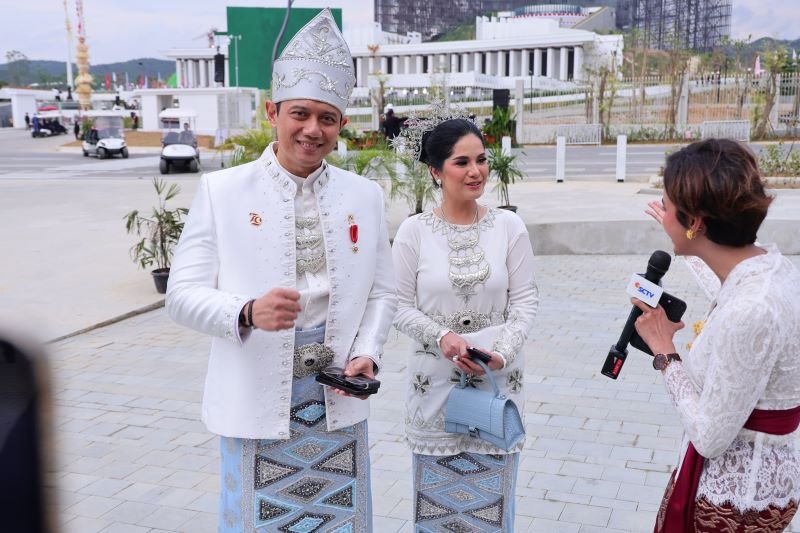 Menteri AHY Kenakan Baamar Galung Pancar Matahari dari Kalimantan Tengah pada Upacara Peringatan HUT ke-79 Kemerdekaan RI