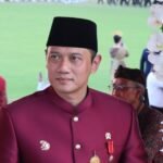 Hadir pada Upacara Penurunan Bendera Negara Sang Merah Putih, Menteri AHY Gunakan Baju Adat Daerah Sulawesi Selatan