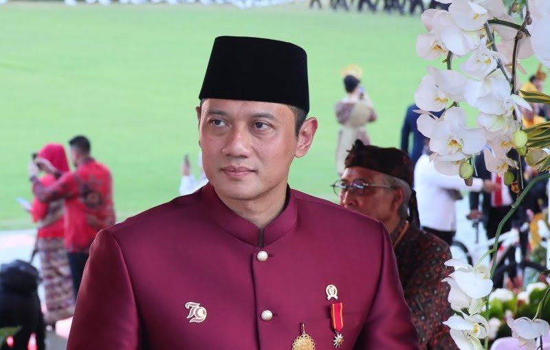 Hadir pada Upacara Penurunan Bendera Negara Sang Merah Putih, Menteri AHY Gunakan Baju Adat Daerah Sulawesi Selatan