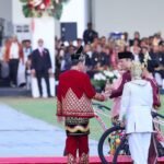Menangkan Busana Adat Terbaik pada Upacara Penurunan Bendera Sang Merah Putih, Menteri AHY: Tradisi yang Baik untuk Lestarikan Budaya