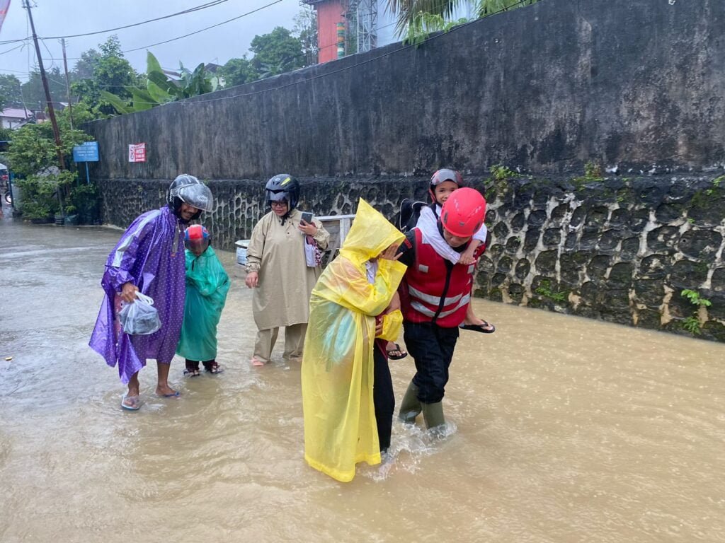 WhatsApp Image 2024 08 27 at 14.08.35 1 Curah Hujan Tinggi, Batalyon A Brimob Kaltim Bantu Evakuasi Warga Terjebak Banjir di MT Haryono PROKALTIM