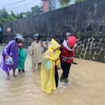 Curah Hujan Tinggi, Batalyon A Brimob Kaltim Bantu Evakuasi Warga Terjebak Banjir di MT Haryono