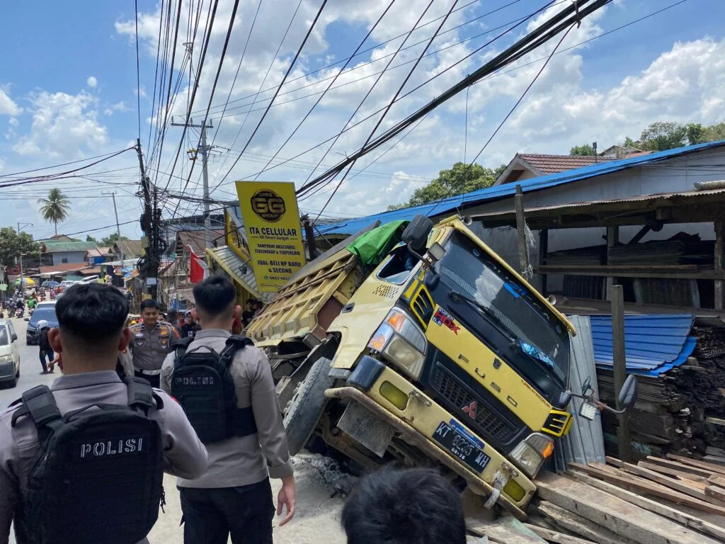 IMG 20240912 WA0042 Lagi-lagi Truk Tak Kuat Menanjak di Gunung Manggah, Hantam Couter HP Hingga Ambruk PROKALTIM