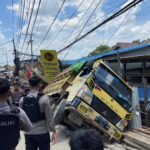Lagi-lagi Truk Tak Kuat Menanjak di Gunung Manggah, Hantam Couter HP Hingga Ambruk
