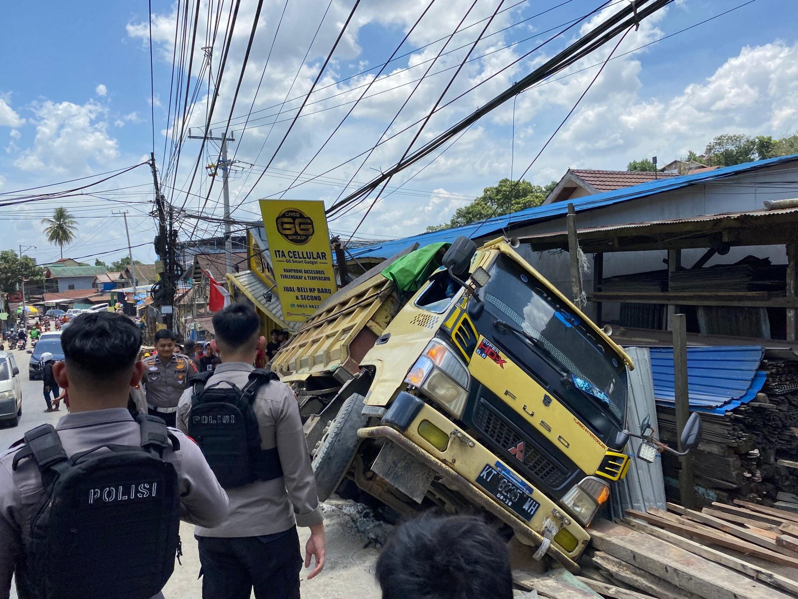 Lagi-lagi Truk Tak Kuat Menanjak di Gunung Manggah, Hantam Couter HP Hingga Ambruk