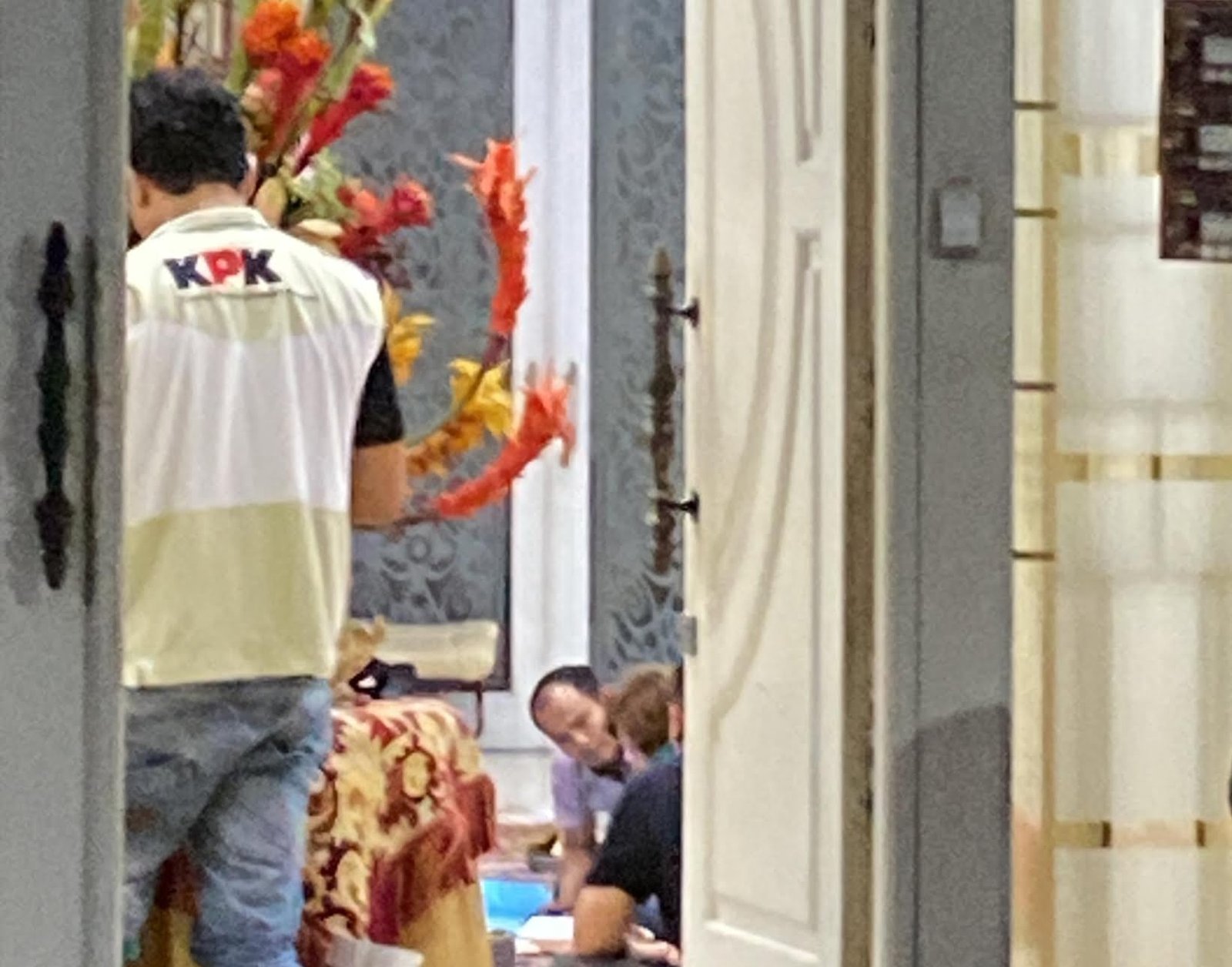 Breaking News! KPK Datangi Rumah Mantan Gubernur Kaltim Awang Faroek 