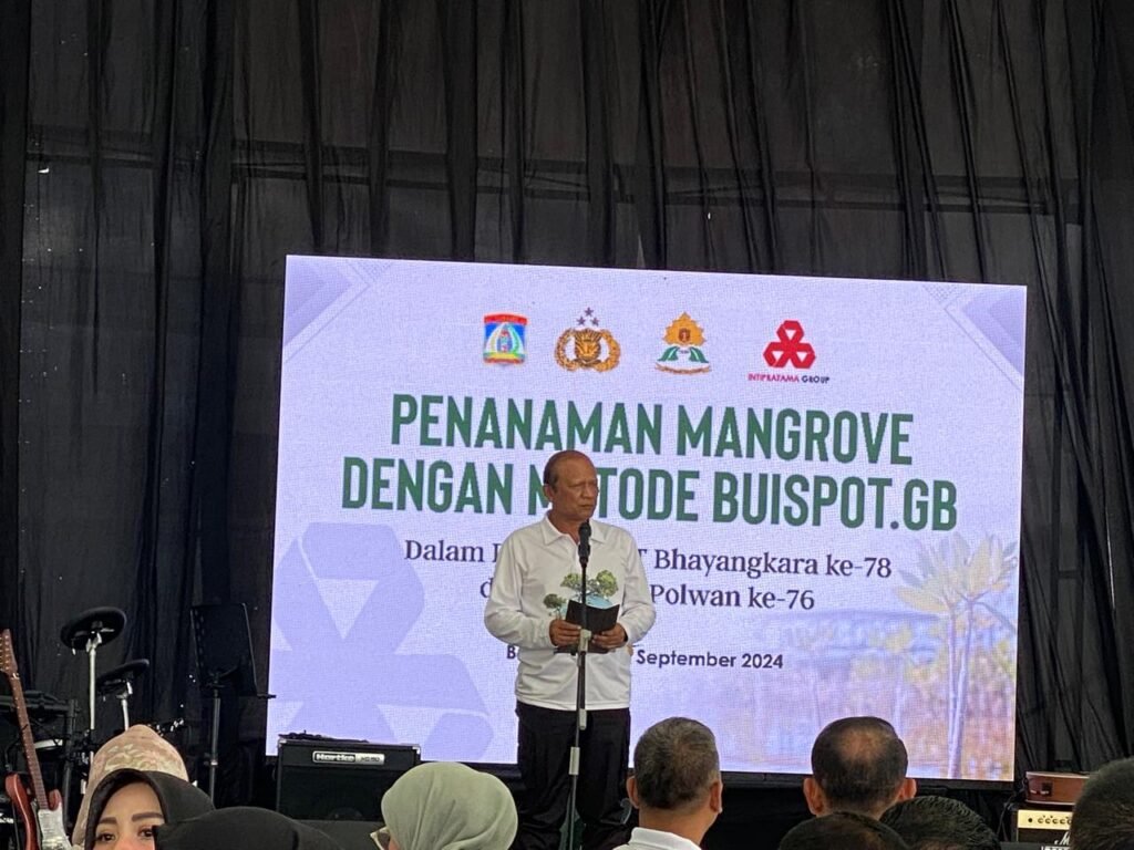WhatsApp Image 2024 09 04 at 19.36.16 Peringati Hari Bhayangkara Ke-78 dan HUT Polwan ke 76, Dansat Brimob Dampingi Kapolda Kaltim Tanam Mangrove di Pantai Stalkuda PROKALTIM