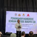 Peringati Hari Bhayangkara Ke-78 dan HUT Polwan ke 76, Dansat Brimob Dampingi Kapolda Kaltim Tanam Mangrove di Pantai Stalkuda