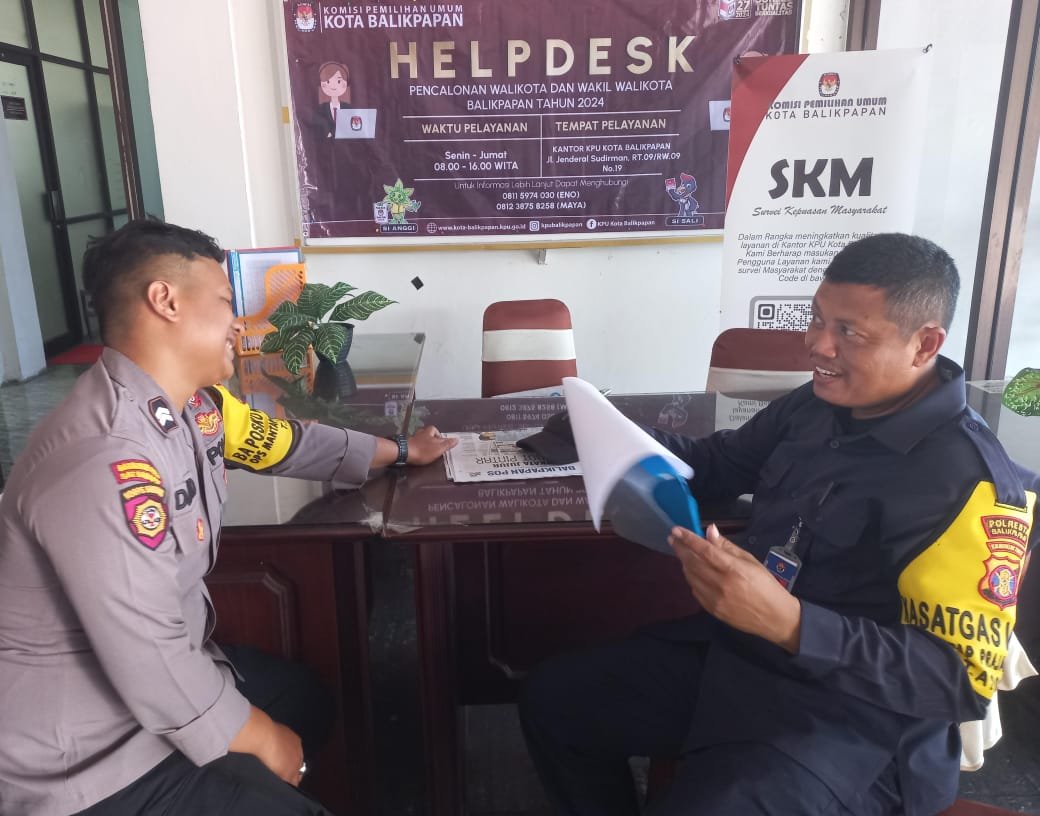 Satgas Humas OMP Polresta Balikpapan Bersama Petugas jaga KPUD dalam Kunjungan paska Rikes Pasangan Calon Pemilu