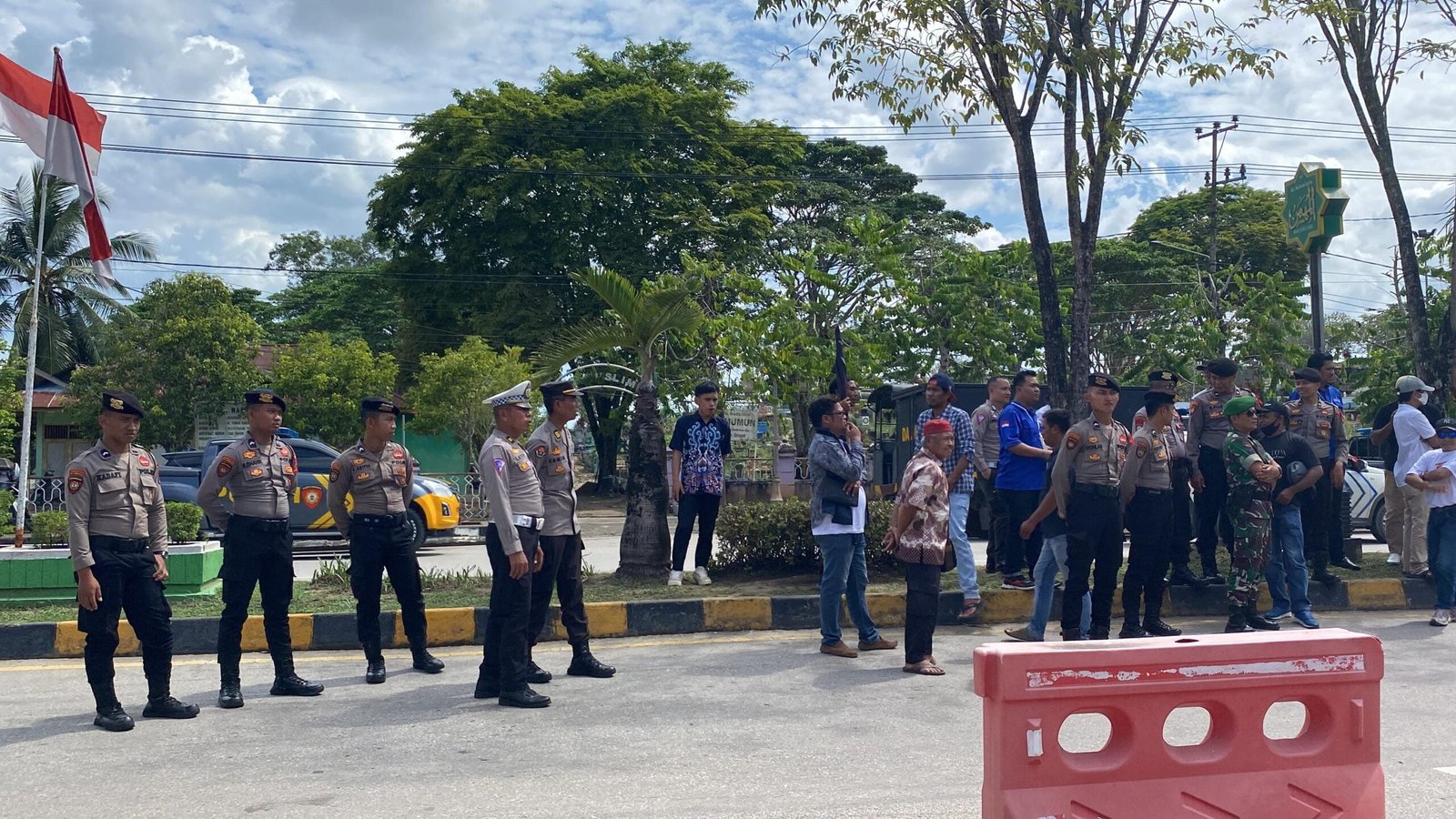 Memasuki Tahap Pendaftaran Paslon Bupati Wakil Bupati Polres Paser Tingkatkan Pengamanan di Kantor KPU.