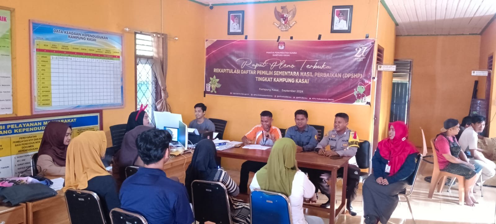 Bhabinkamtibmas Kampung Kasai Hadiri Pleno Daftar Pemilih Sementara Hasil Perbaikan