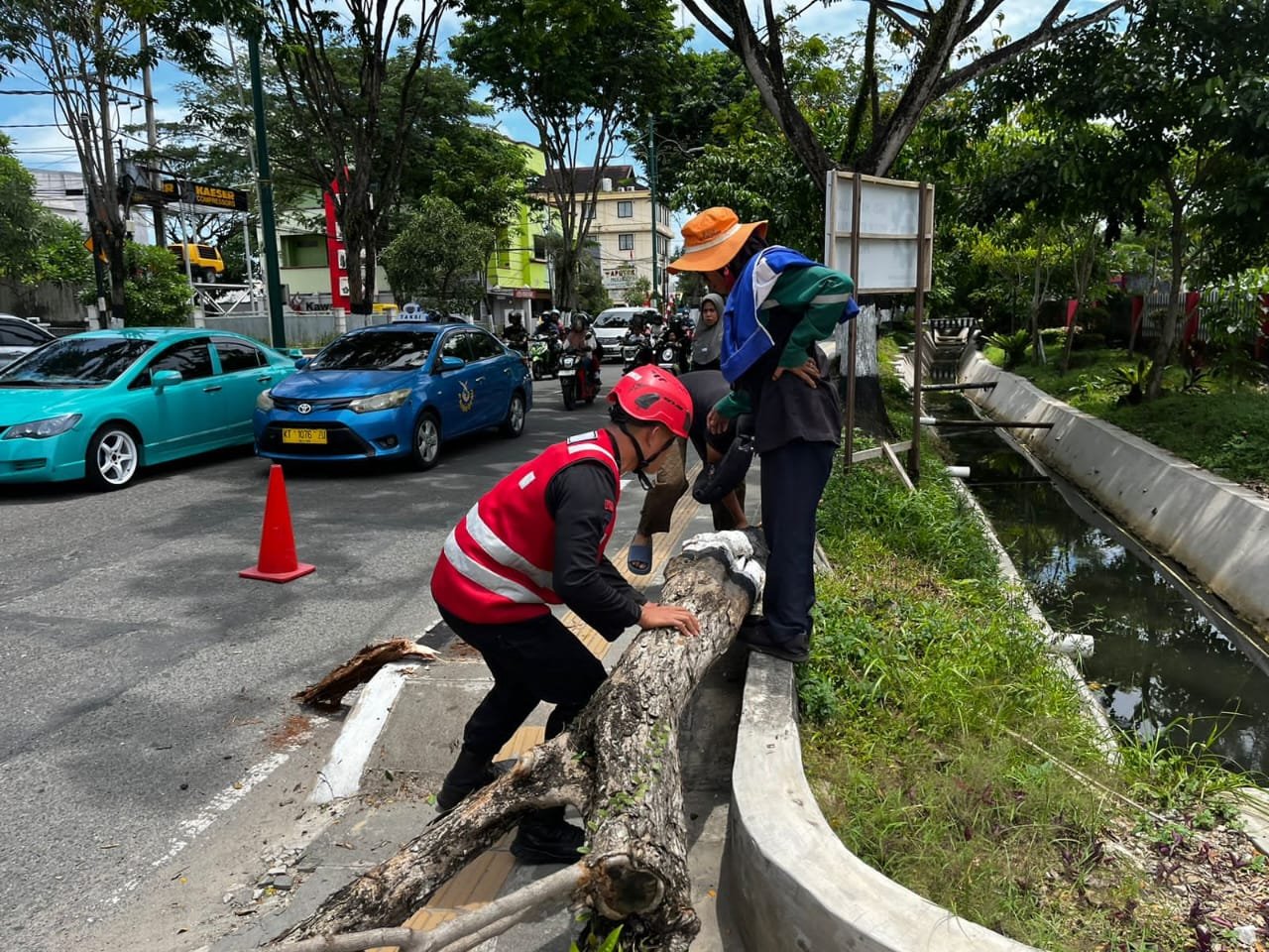 Pohon Tumbang di Depan Lapas Balikpapan, Tim SAR Batalyon A Brimob Kaltim Sigap Evakuasi