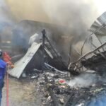 Kebakaran di Gudang Plastik Bukit Cinta, Api Membumbung Tinggi, Petugas Terus Lakukan Pemadaman