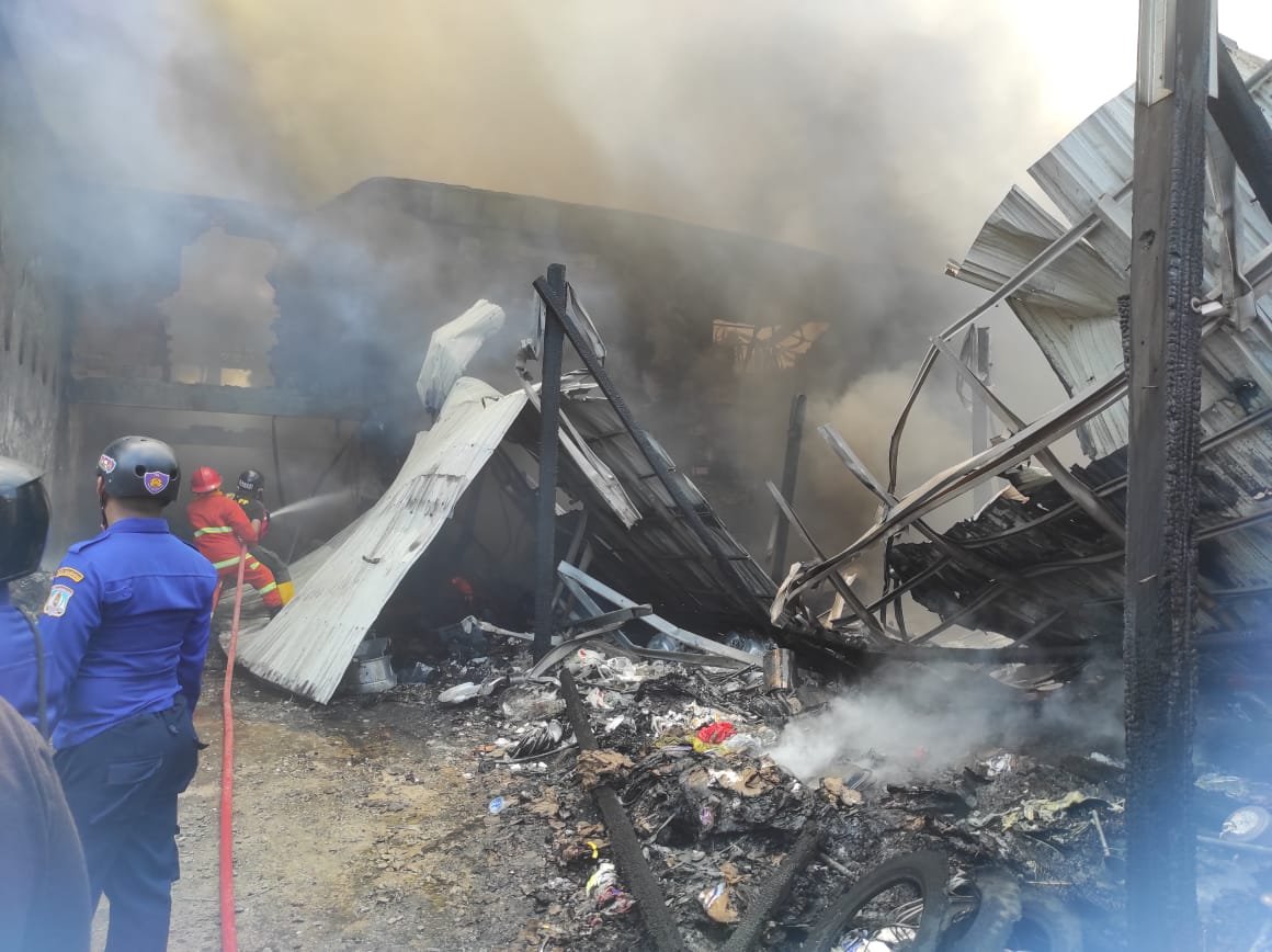 WhatsApp Image 2024 09 17 at 16.01.46 Kebakaran di Gudang Plastik Bukit Cinta, Api Membumbung Tinggi, Petugas Terus Lakukan Pemadaman PROKALTIM