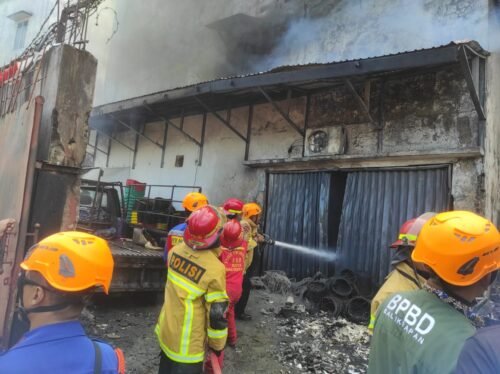 WhatsApp Image 2024 09 17 at 16.02.01 Kebakaran di Gudang Plastik Bukit Cinta, Api Membumbung Tinggi, Petugas Terus Lakukan Pemadaman PROKALTIM