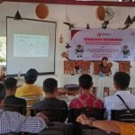 Kapolsek Bontang Barat sebaai pemateri pada Sosialisasi Kerawanan Pemilihan di Green Garden Café