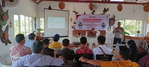 Kapolsek Bontang Barat sebaai pemateri pada Sosialisasi Kerawanan Pemilihan di Green Garden Café