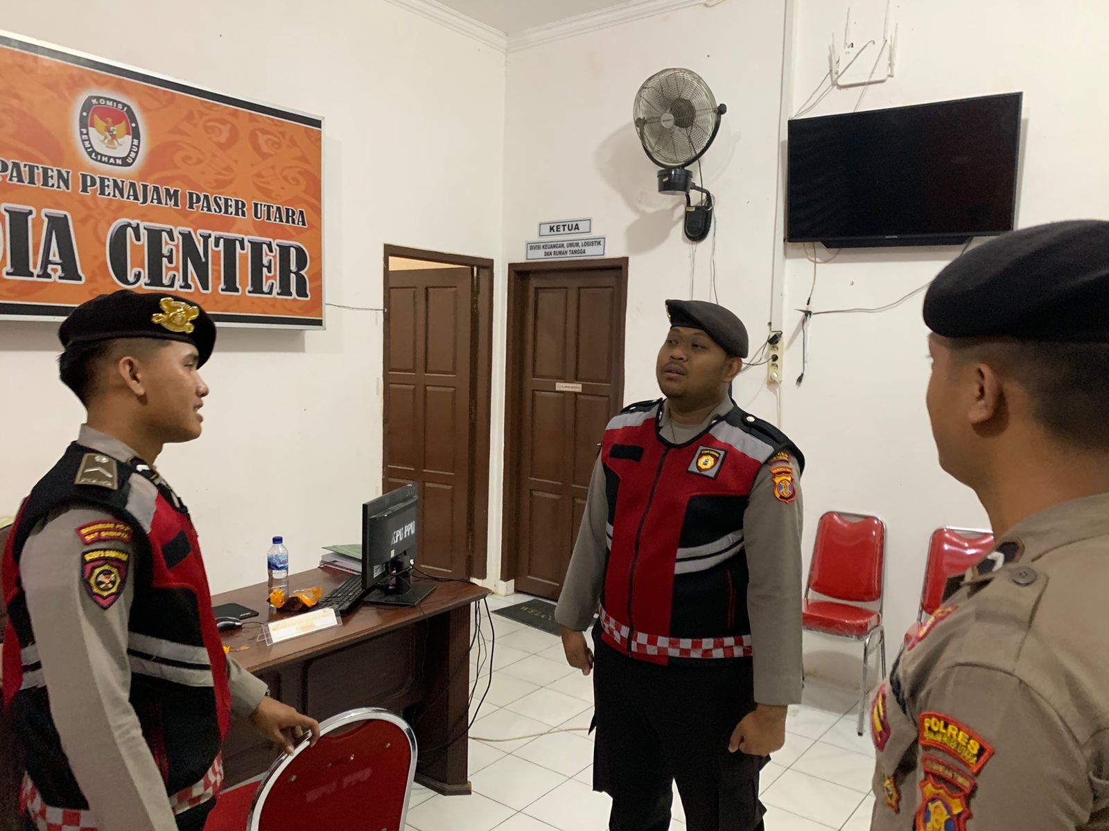 WhatsApp Image 2024 09 17 at 21.48.32 Cegah Gangguan Kamtibmas Masa Pilkada 2024 Polres PPU Lakukan Patroli Rutin di Kantor Bawaslu PROKALTIM