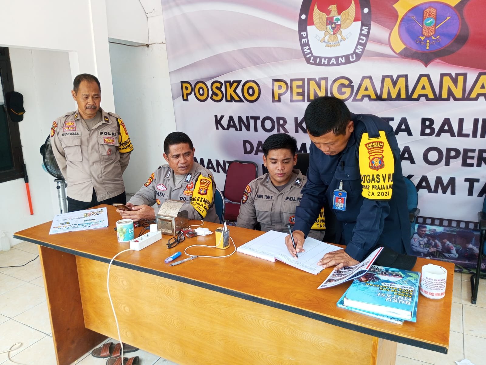 Patroli Bersama Satgas Humas OMP Manutung Polresta Balikpapan bersama Unit K9 Sampat Polda Kaltim di Kantor KPUD Kota Balikpapan