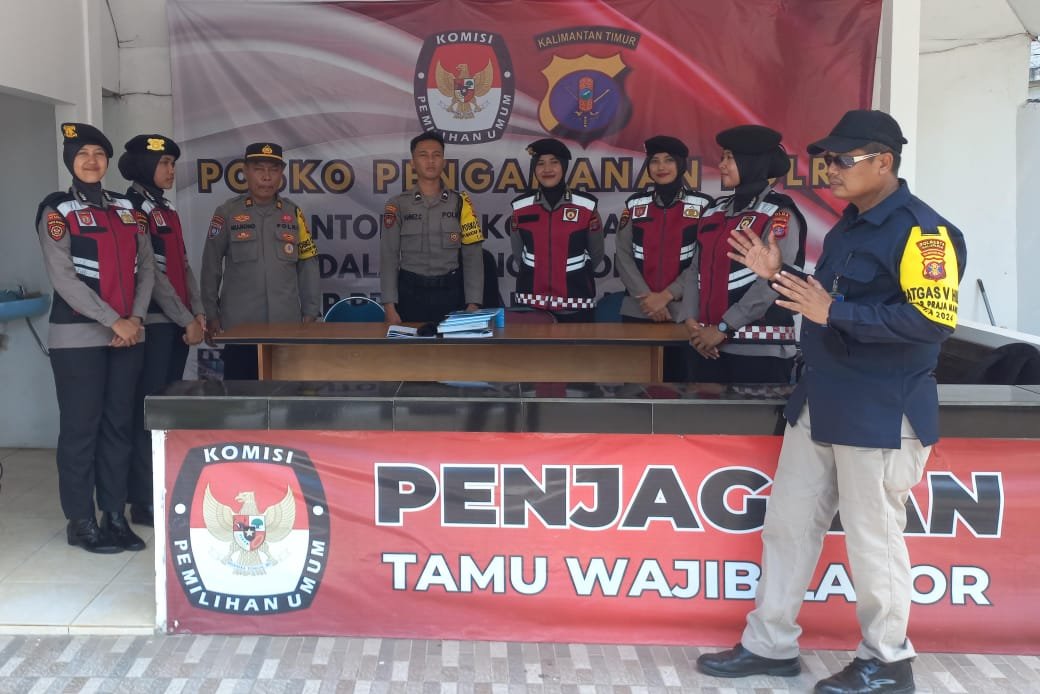 Kegiatan Bersama Patroli Polwan Samapta Polda Kaltim dengan Ka satgas Humas OMP Manutung Polresta Balikpapan di Kantor KPUD Balikpapan