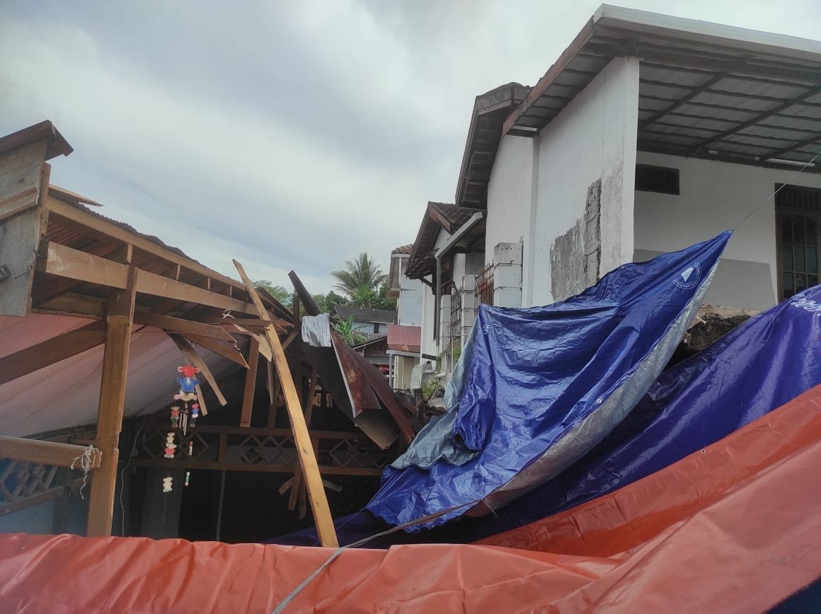 Diguyur Hujan, Rumah di Gunung Sari Ulu Balikpapan Ambruk Akibat Longsor