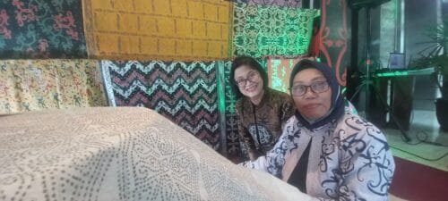 WhatsApp Image 2024 10 02 at 21.35.38 Swiss-Belhotel Balikpapan Peringati Hari Batik Nasional dan Menggelar Pameran Batik Tulis Kalimantan Karya Lilis Suryani PROKALTIM