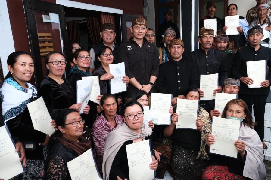 Serahkan Sertipikat Tanah Elektronik bagi Masyarakat di Kawasan Taman Nasional Bromo, Menteri AHY Harapkan UMKM Pariwisata Berkembang