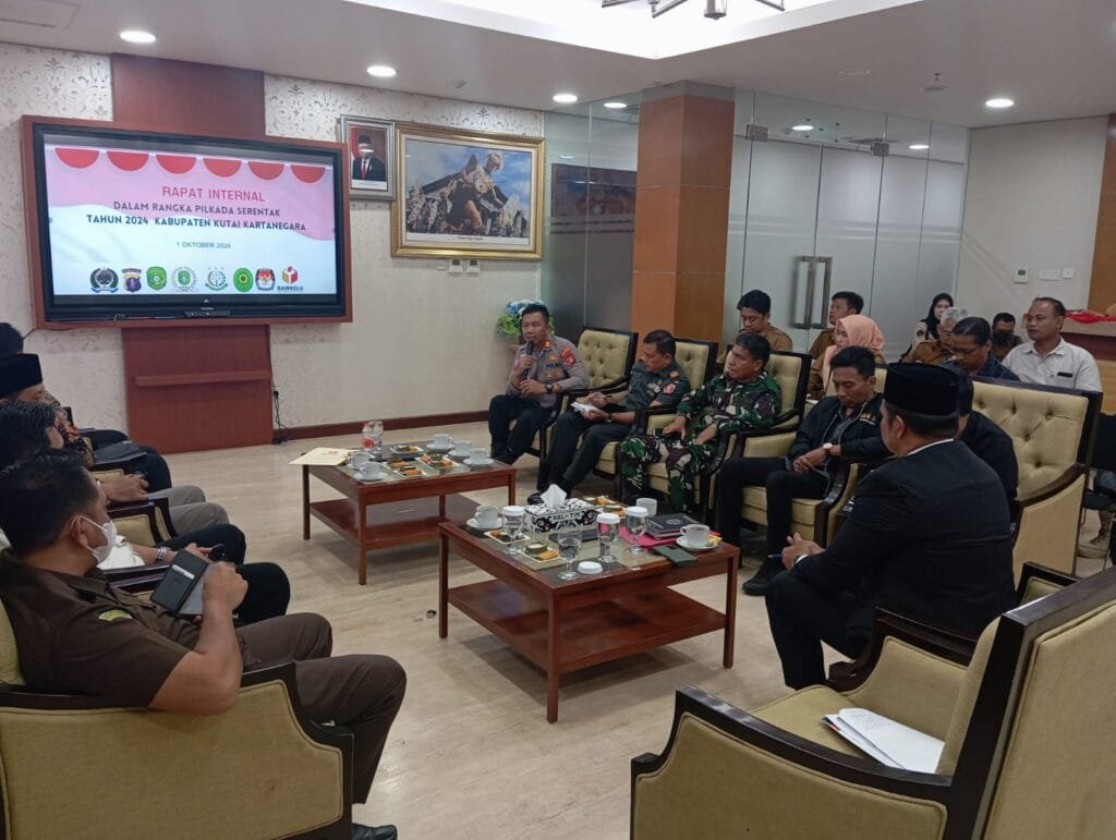 WhatsApp Image 2024 10 07 at 19.19.49 Kapolsek Muara Badak Hadiri Rapat Forkopimda dalam Persiapan Pilkada 2024 di Kutai Kartanegara PROKALTIM