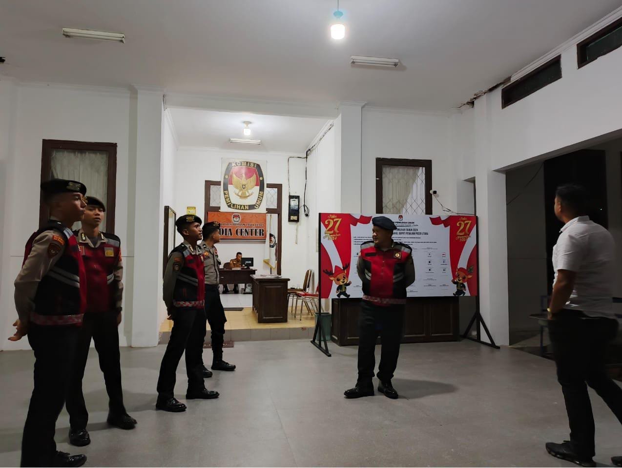 WhatsApp Image 2024 10 10 at 19.11.41 Masa Tahapan Pilkada 2024 Polres PPU Gencar Patroli DiKantor KPUD PPU PROKALTIM